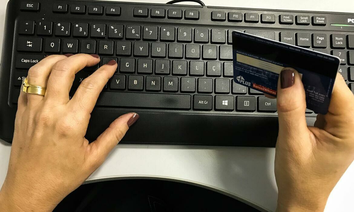 Imagem de compartilhamento para o artigo Câmara dos Deputados aprova urgência para projeto de lei que limita juros do cartão de crédito  da MS Todo dia